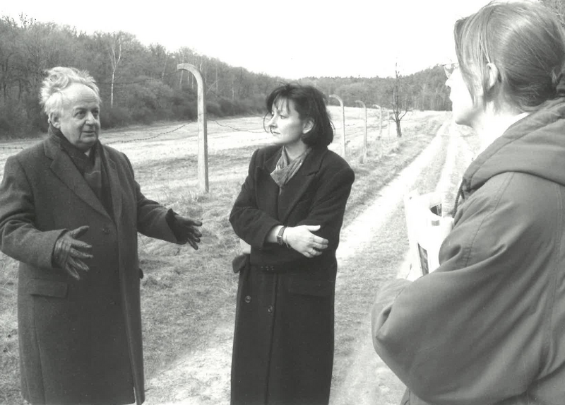 Ivan Ivanji 1998 in der KZ-Gedenkstätte Langenstein-Zwieberge mit Gesine Daifi und Ellen Fauser