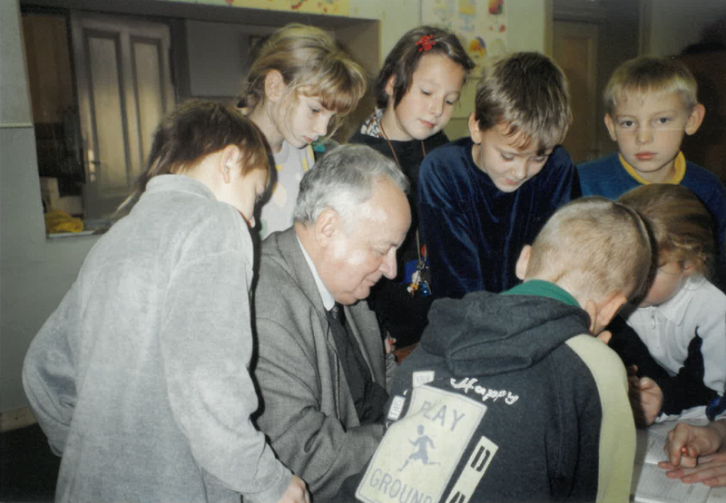 Ivan Ivanji 1998 in der Hans-Neupert-Grundschule in Langenstein. Er las aus seiner Erzählung für Erwachsene und Kinder "Der gutherzige Hai".